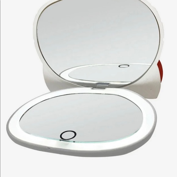 HELLO KITTY Compact Mirror w/Light - Picture 2 of 3